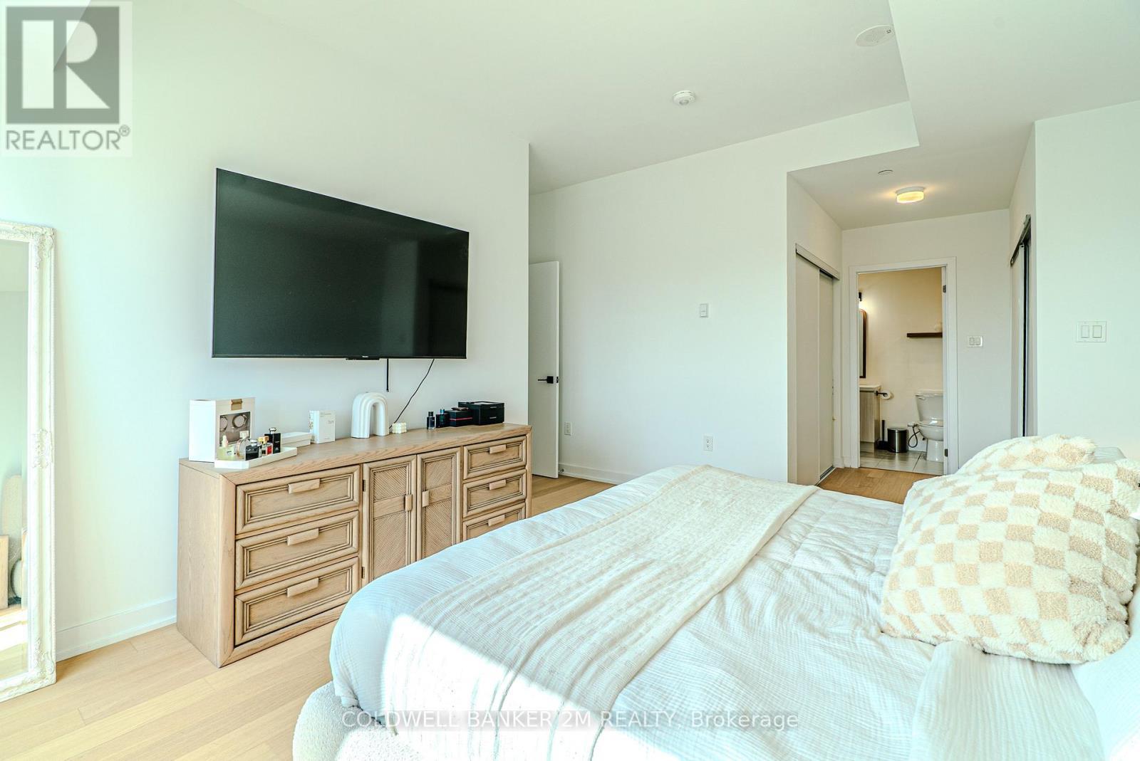 817 - 2433 Dufferin Street, Toronto (Briar Hill-Belgravia), ON - Indoor Photo Showing Bedroom