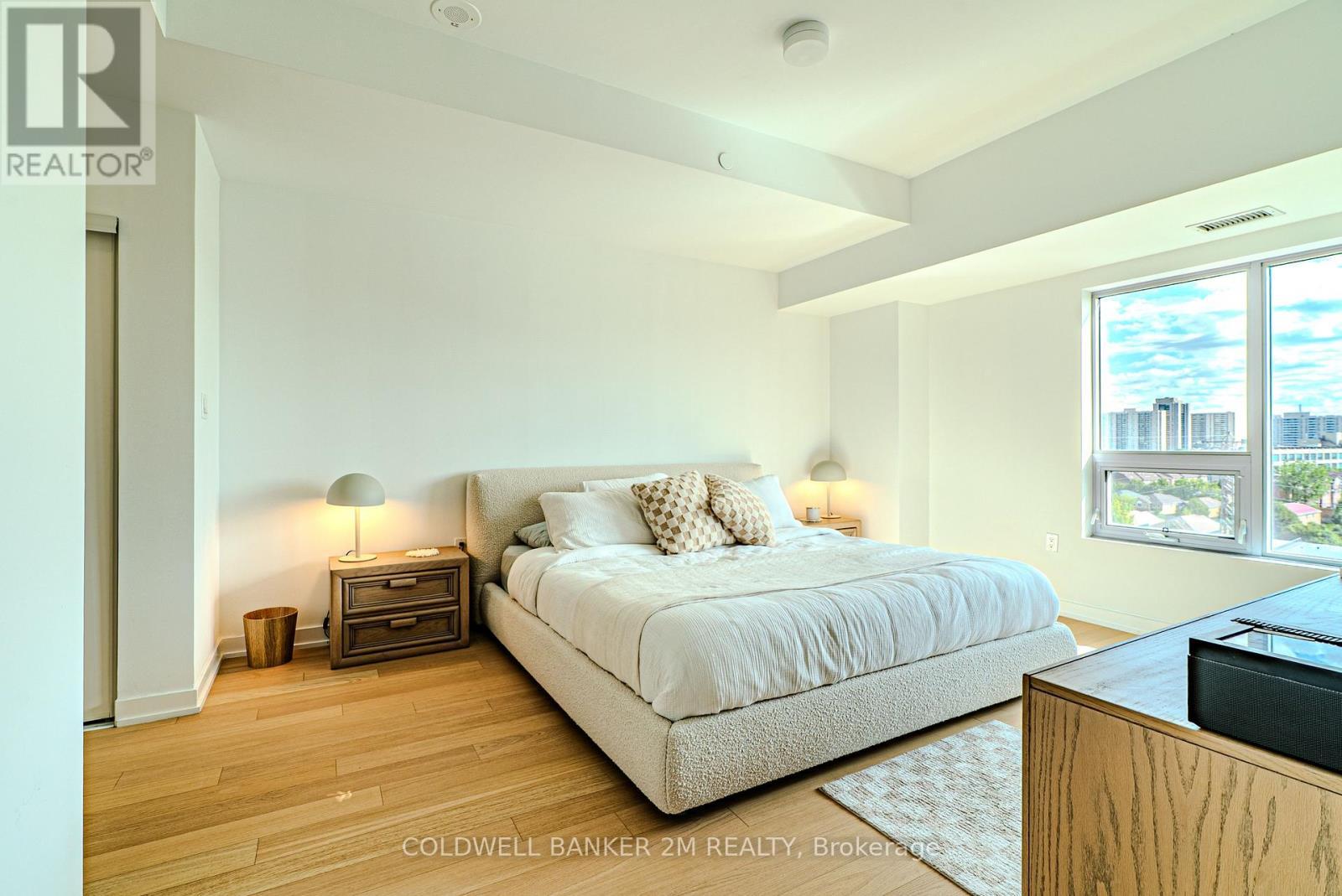 817 - 2433 Dufferin Street, Toronto (Briar Hill-Belgravia), ON - Indoor Photo Showing Bedroom