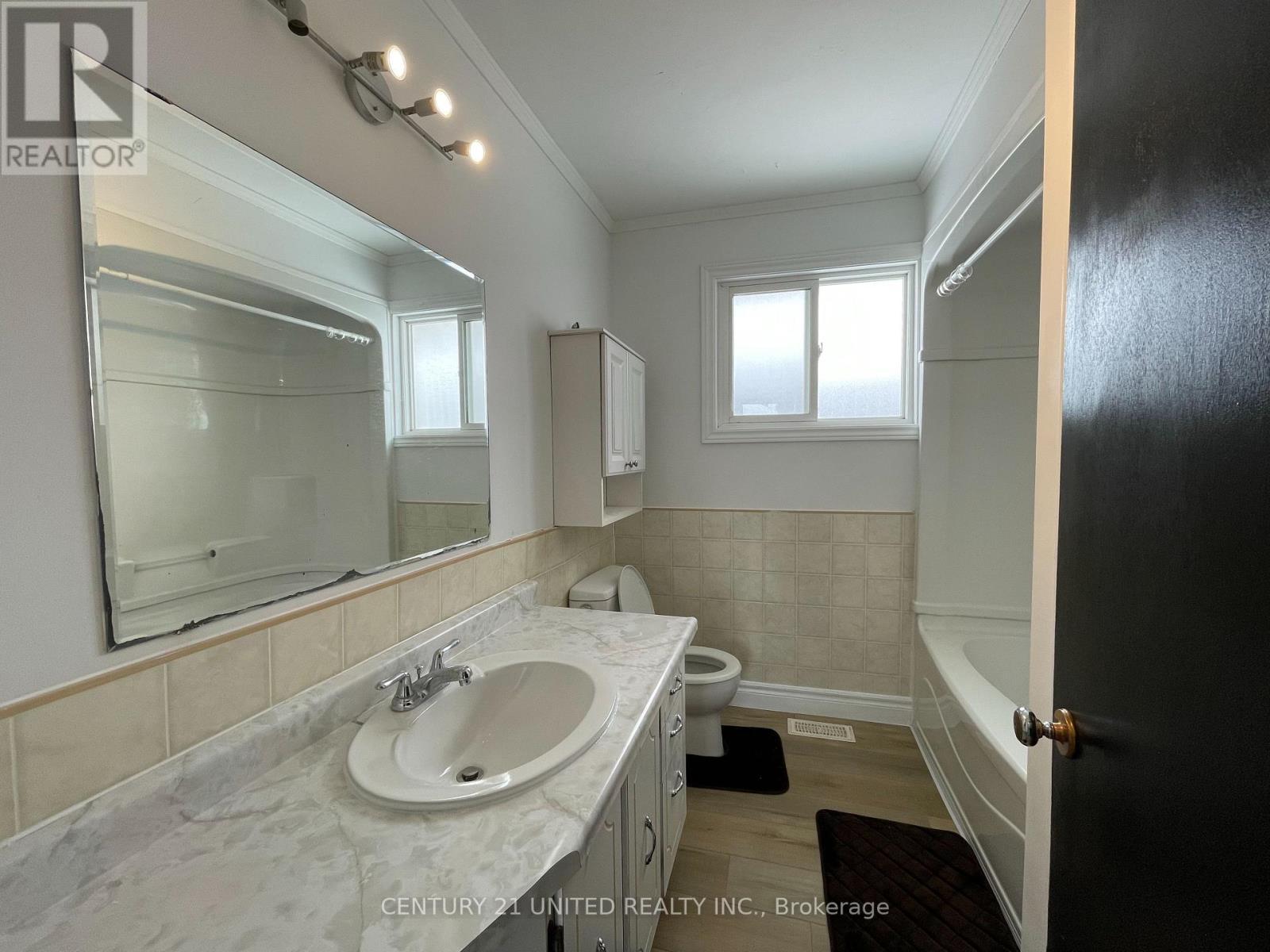 Upper - 431 O'Connell Road, Peterborough (Otonabee Ward 1), ON - Indoor Photo Showing Bathroom