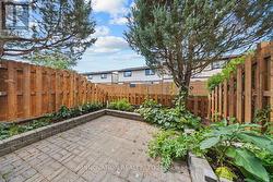 Lots of gardening ideas here! -