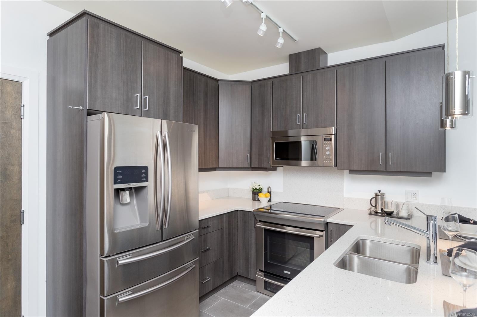 415-1145 Sikorsky Rd, Langford, BC - Indoor Photo Showing Kitchen With Double Sink With Upgraded Kitchen
