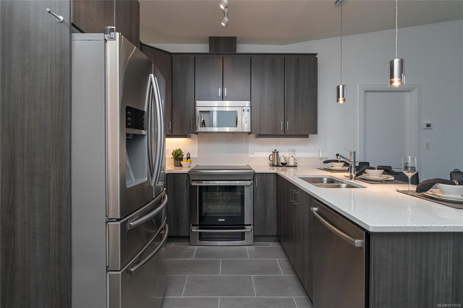 415-1145 Sikorsky Rd, Langford, BC - Indoor Photo Showing Kitchen With Double Sink With Upgraded Kitchen