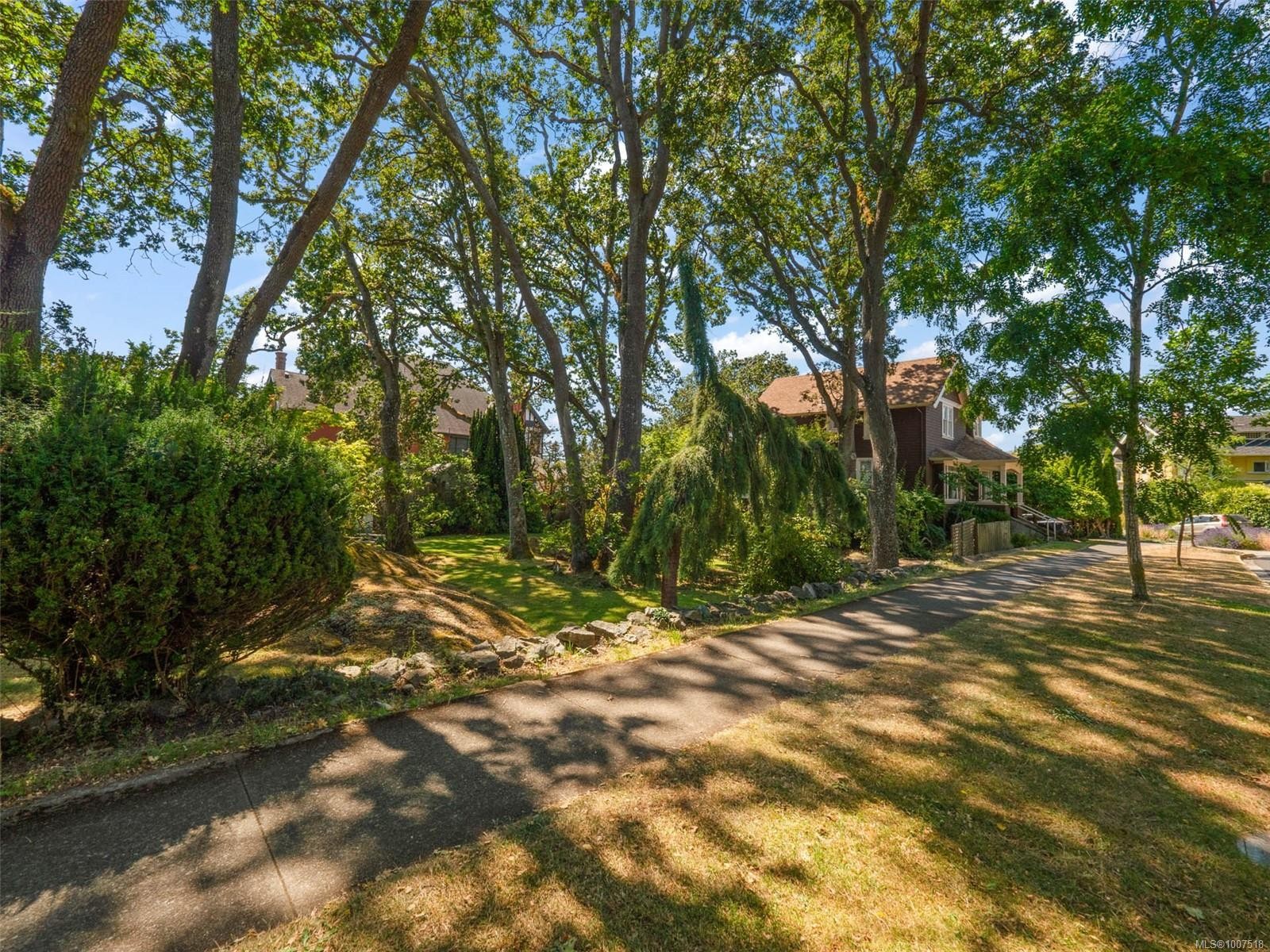 1353 Craigdarroch Rd, Victoria, BC