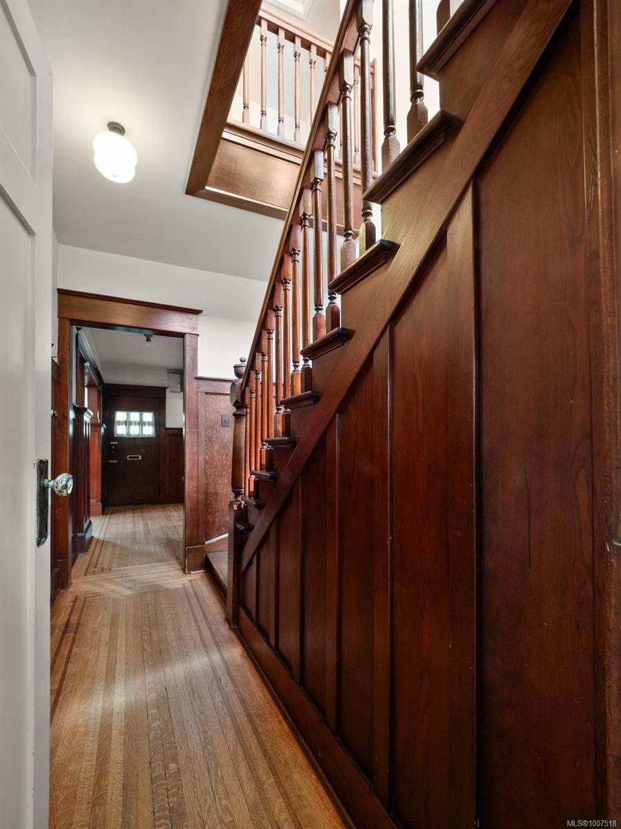 1353 Craigdarroch Rd, Victoria, BC