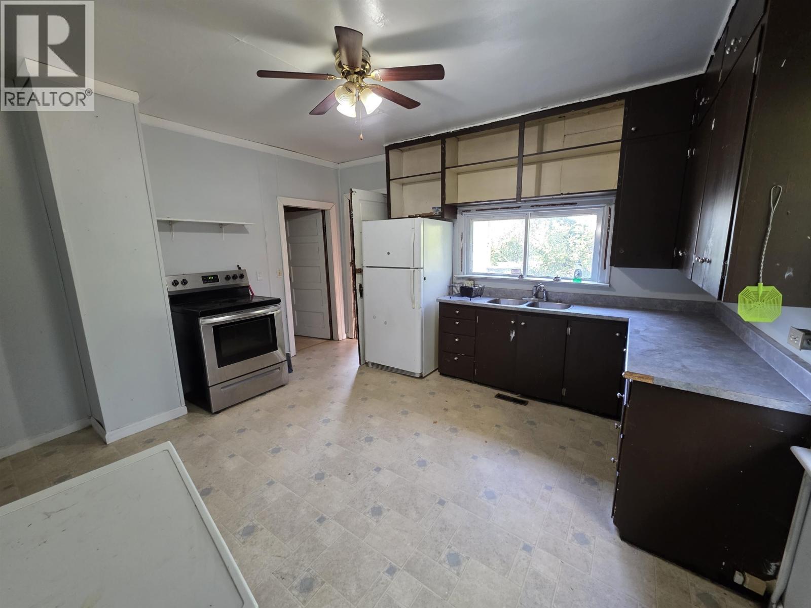 9823 E Birch Avenue, Taylor, BC - Indoor Photo Showing Kitchen With Double Sink
