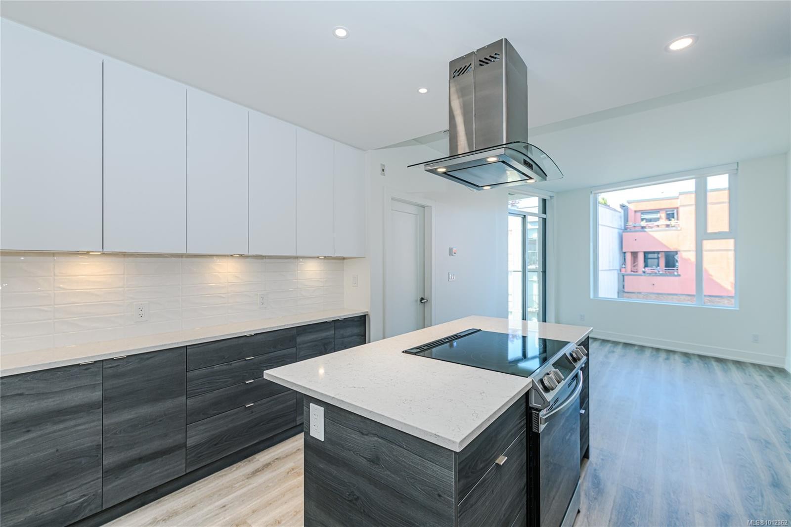 715-1628 Store St, Victoria, BC - Indoor Photo Showing Kitchen