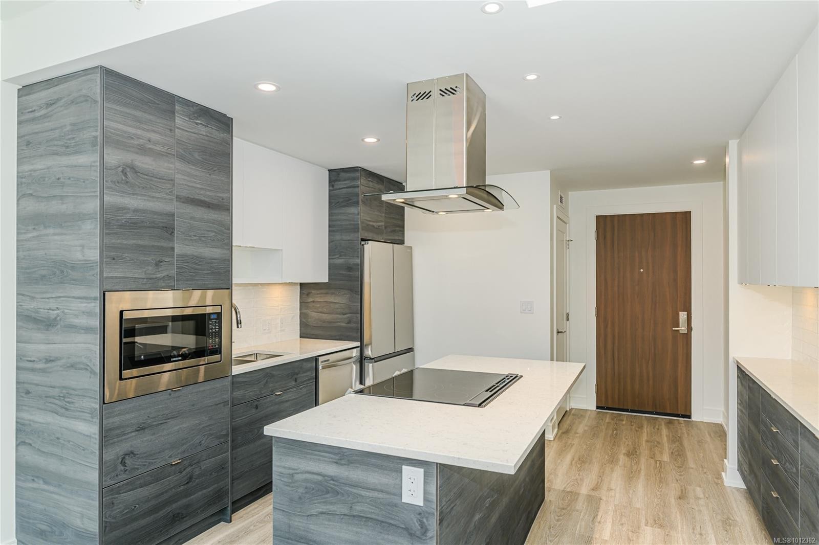 715-1628 Store St, Victoria, BC - Indoor Photo Showing Kitchen