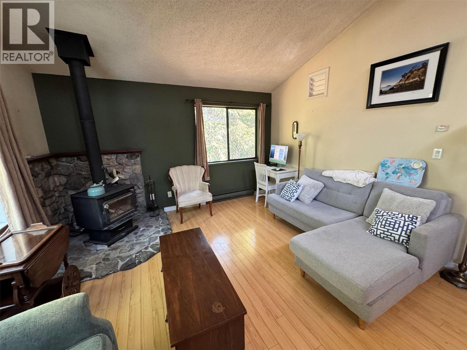 102 Chase Road, Christina Lake, BC - Indoor Photo Showing Living Room