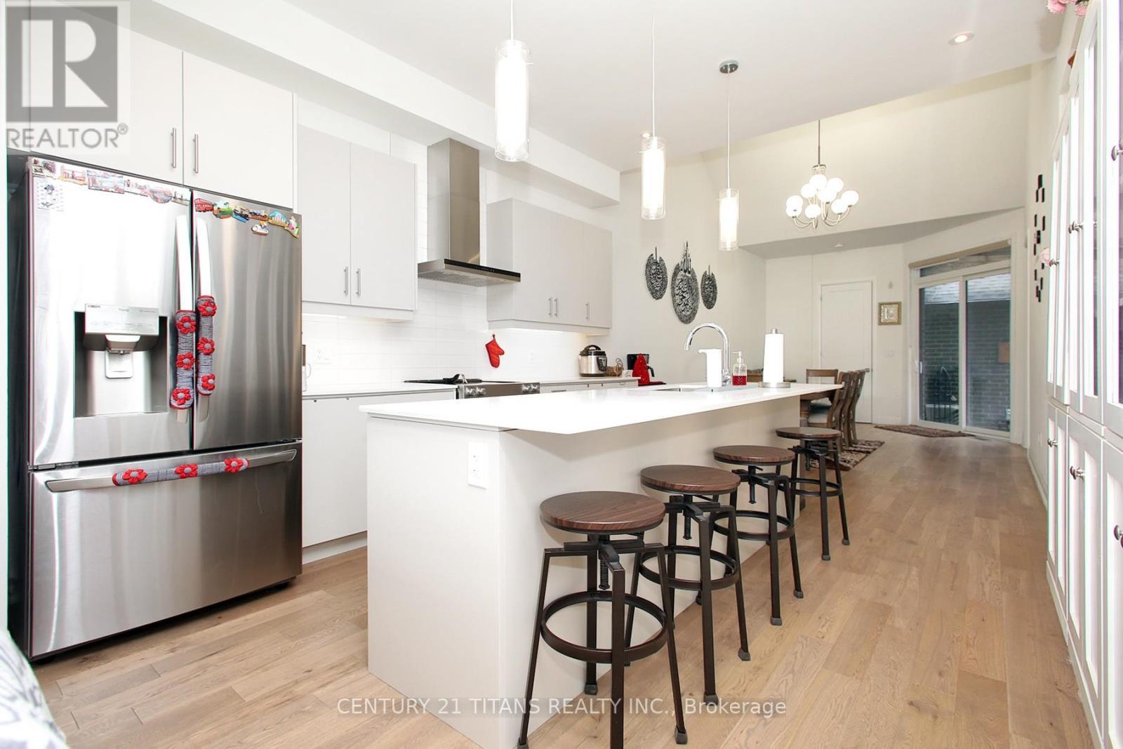 18 Vern Robertson Gate, Uxbridge, ON - Indoor Photo Showing Kitchen With Upgraded Kitchen