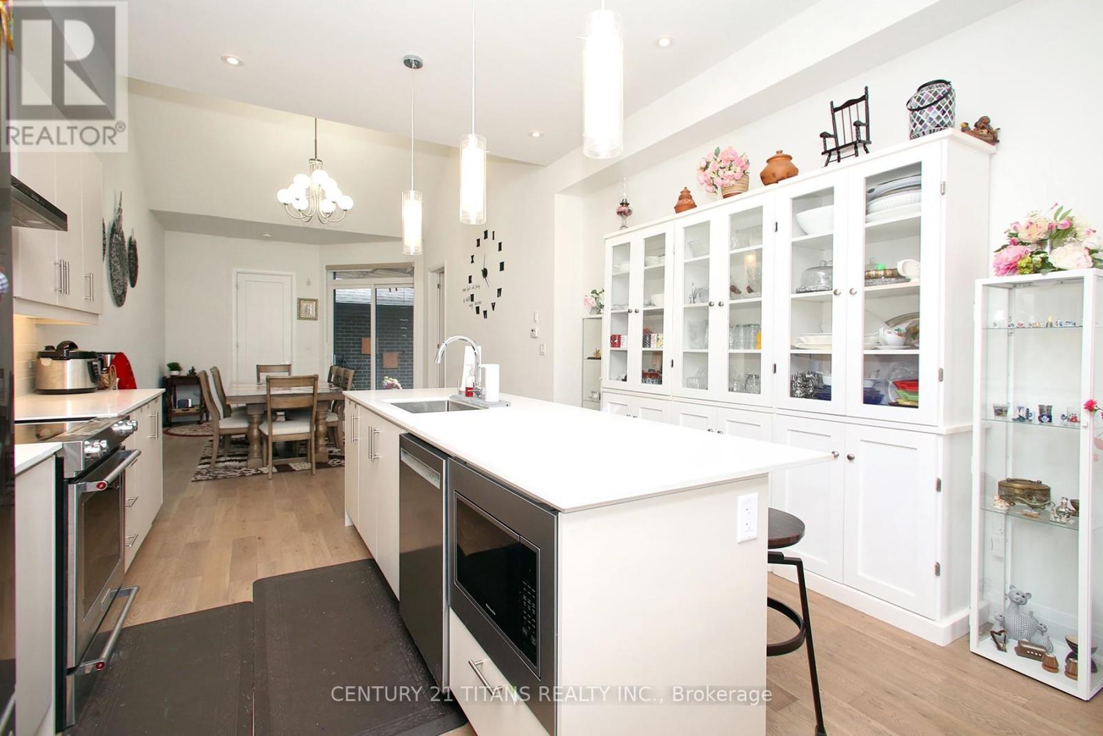 18 Vern Robertson Gate, Uxbridge, ON - Indoor Photo Showing Kitchen With Upgraded Kitchen