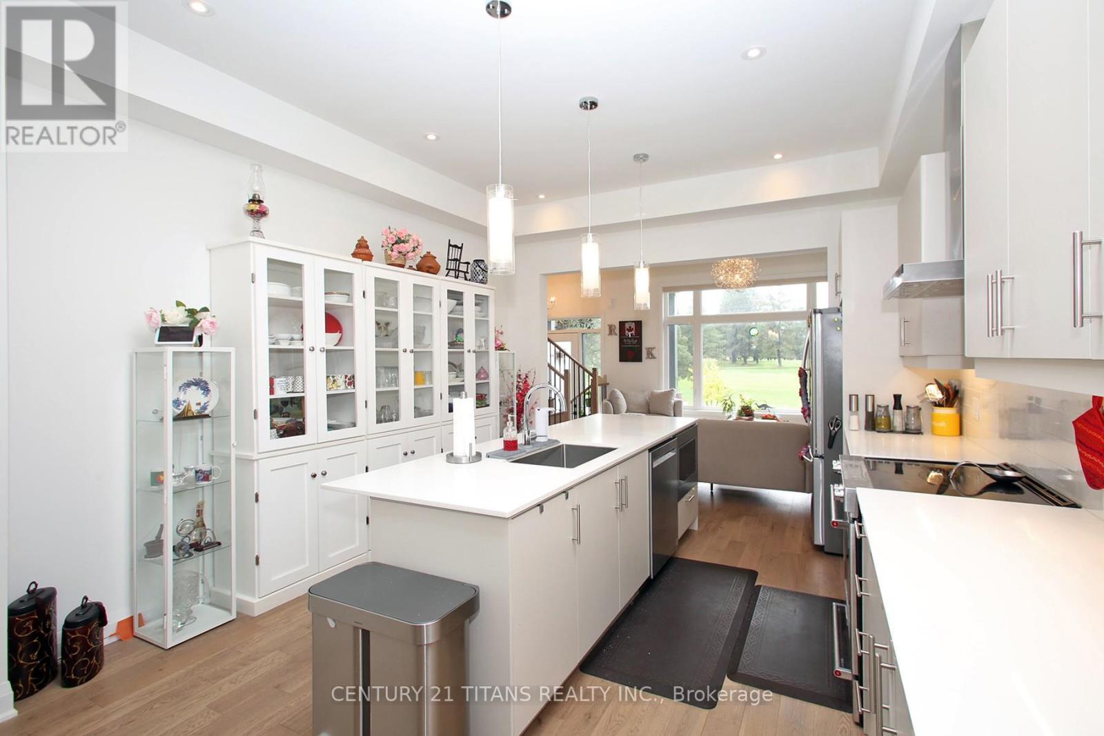 18 Vern Robertson Gate, Uxbridge, ON - Indoor Photo Showing Kitchen With Upgraded Kitchen