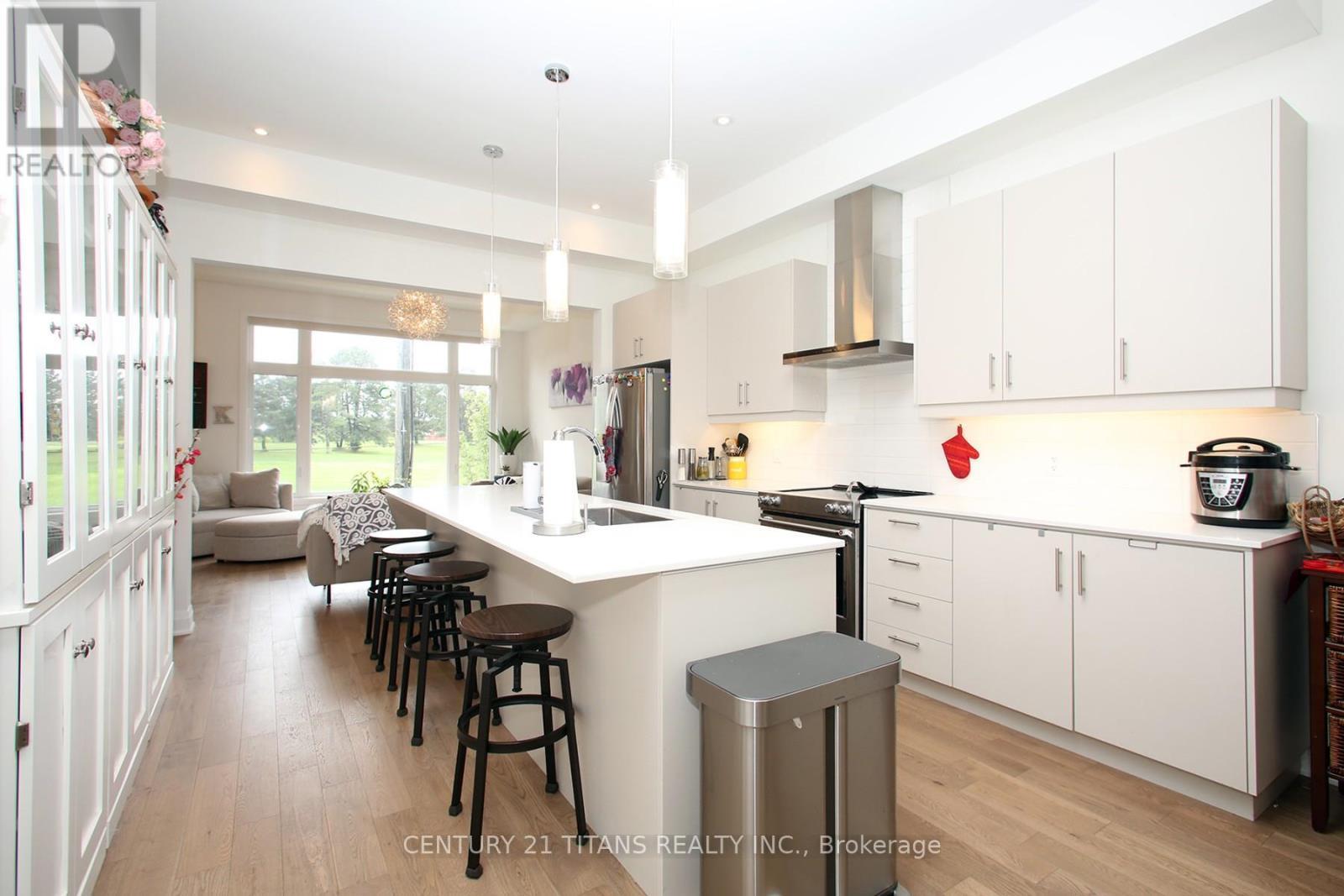 18 Vern Robertson Gate, Uxbridge, ON - Indoor Photo Showing Kitchen With Upgraded Kitchen