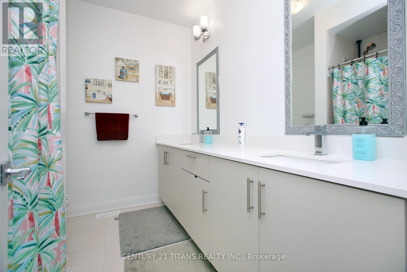 18 Vern Robertson Gate, Uxbridge, ON - Indoor Photo Showing Bathroom