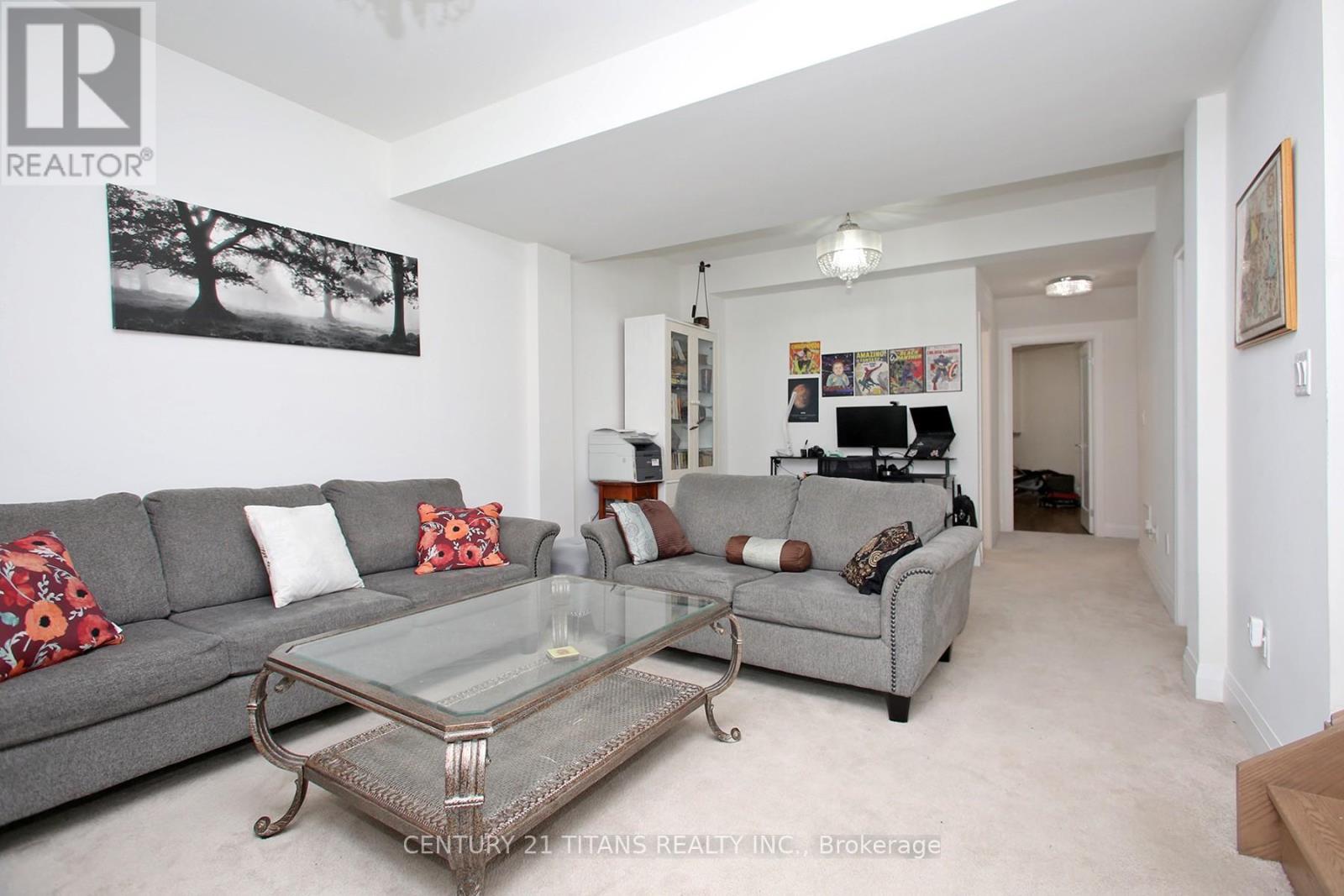 18 Vern Robertson Gate, Uxbridge, ON - Indoor Photo Showing Living Room