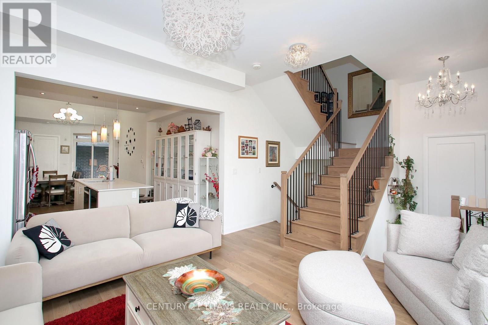 18 Vern Robertson Gate, Uxbridge, ON - Indoor Photo Showing Living Room