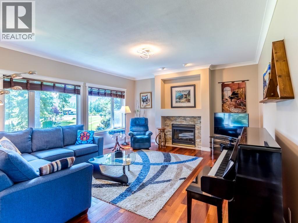 2600 Fairway Place, Blind Bay, BC - Indoor Photo Showing Living Room With Fireplace