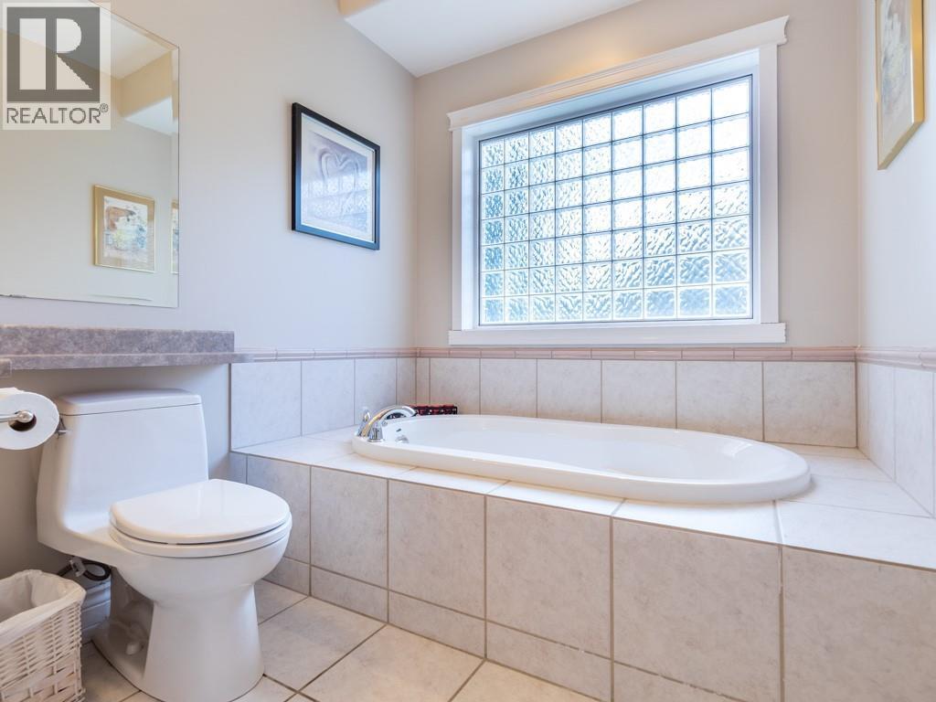 2600 Fairway Place, Blind Bay, BC - Indoor Photo Showing Bathroom