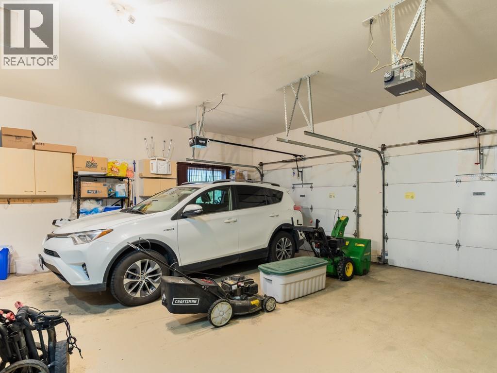 2600 Fairway Place, Blind Bay, BC - Indoor Photo Showing Garage