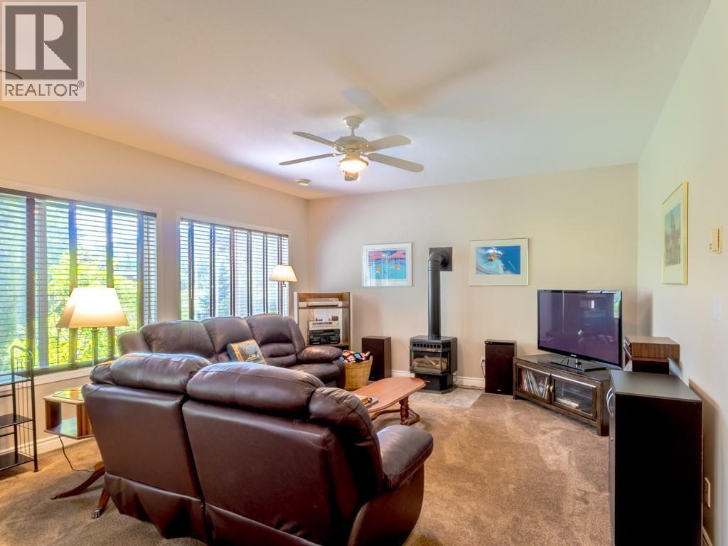 2600 Fairway Place, Blind Bay, BC - Indoor Photo Showing Living Room