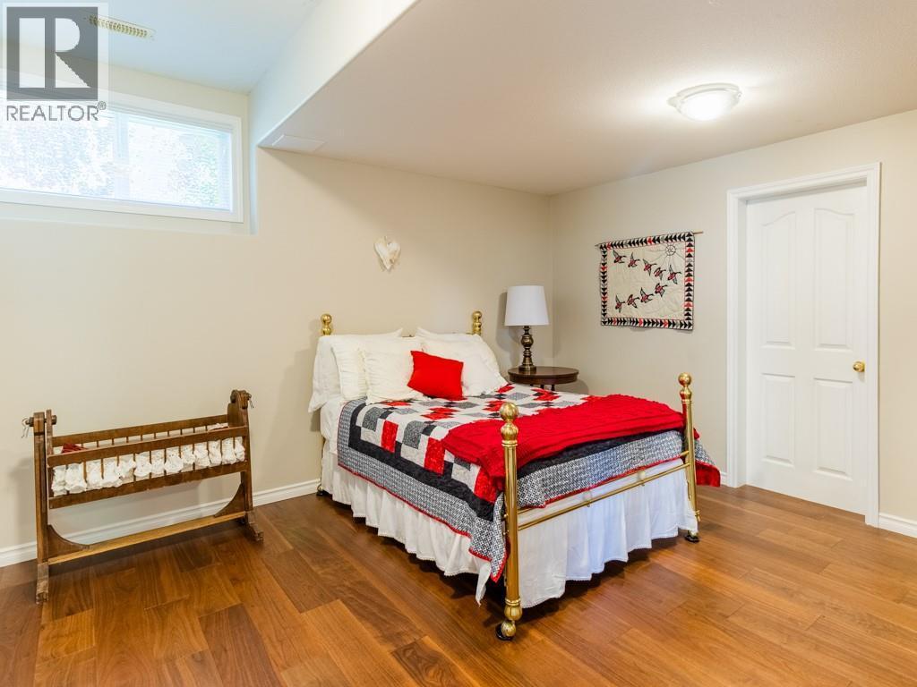 2600 Fairway Place, Blind Bay, BC - Indoor Photo Showing Bedroom