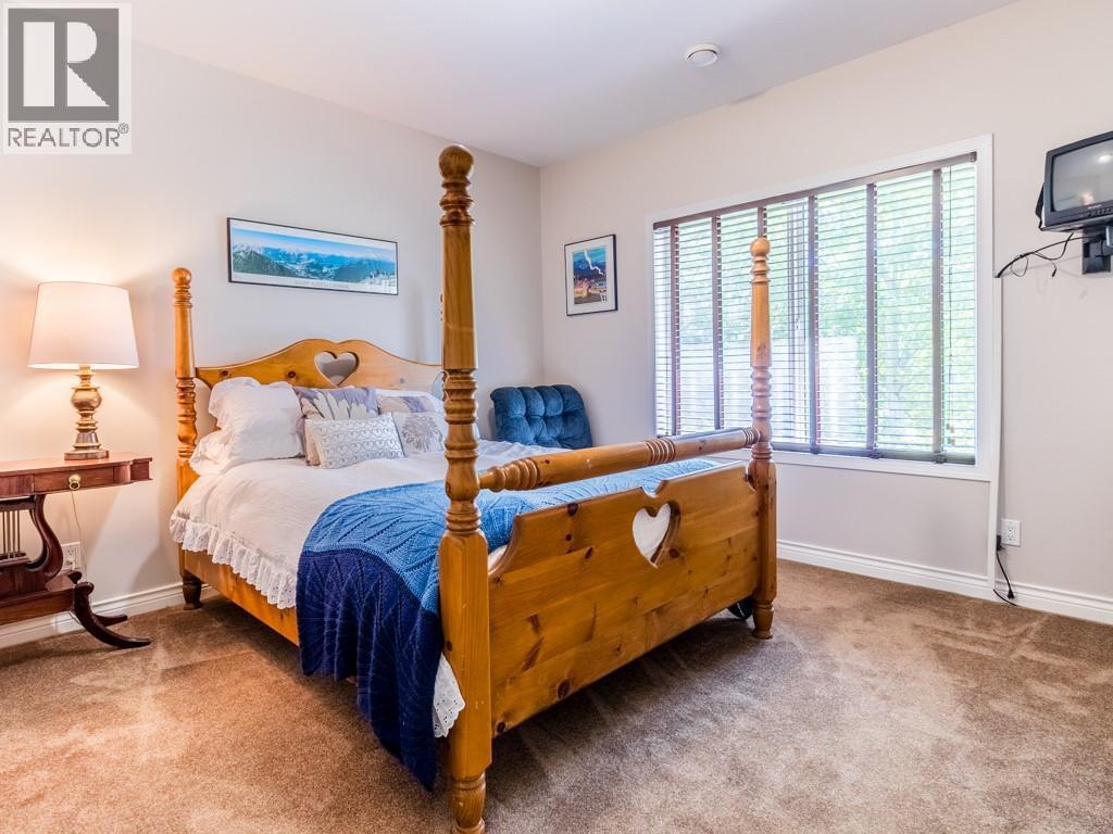 2600 Fairway Place, Blind Bay, BC - Indoor Photo Showing Bedroom