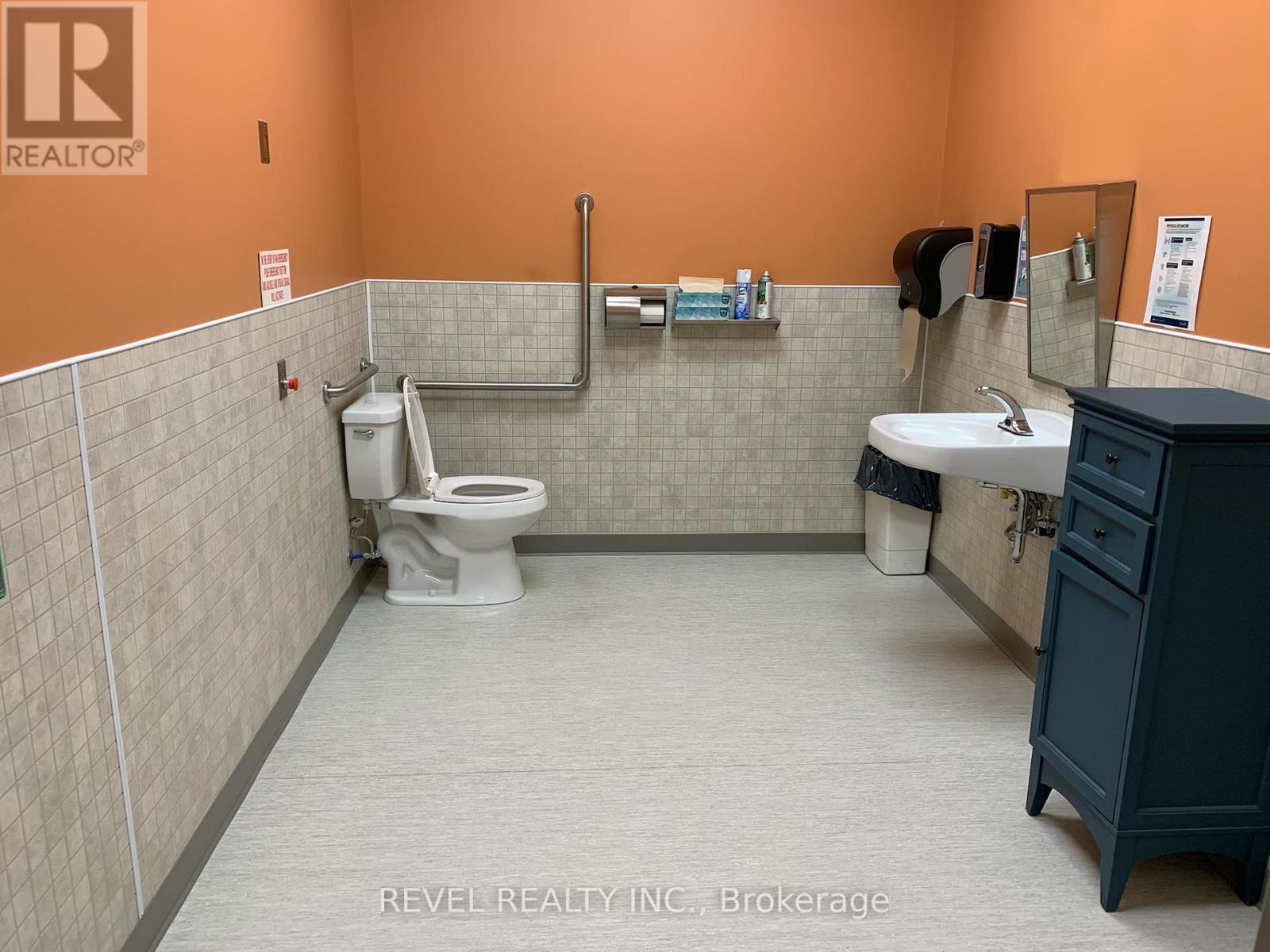 Accessible Bathroom - 21 Fifth Street, Cochrane, ON