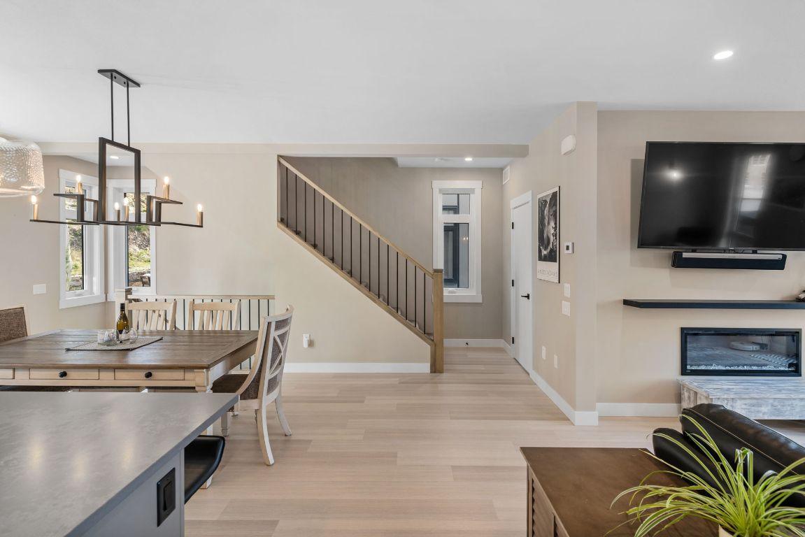 7-3220 Hilltown Drive, Kelowna, BC - Indoor With Fireplace