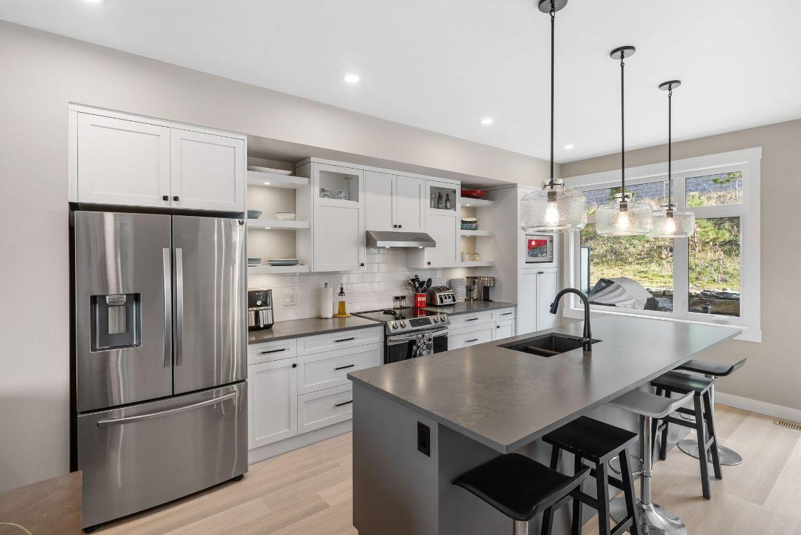7-3220 Hilltown Drive, Kelowna, BC - Indoor Photo Showing Kitchen With Double Sink With Upgraded Kitchen