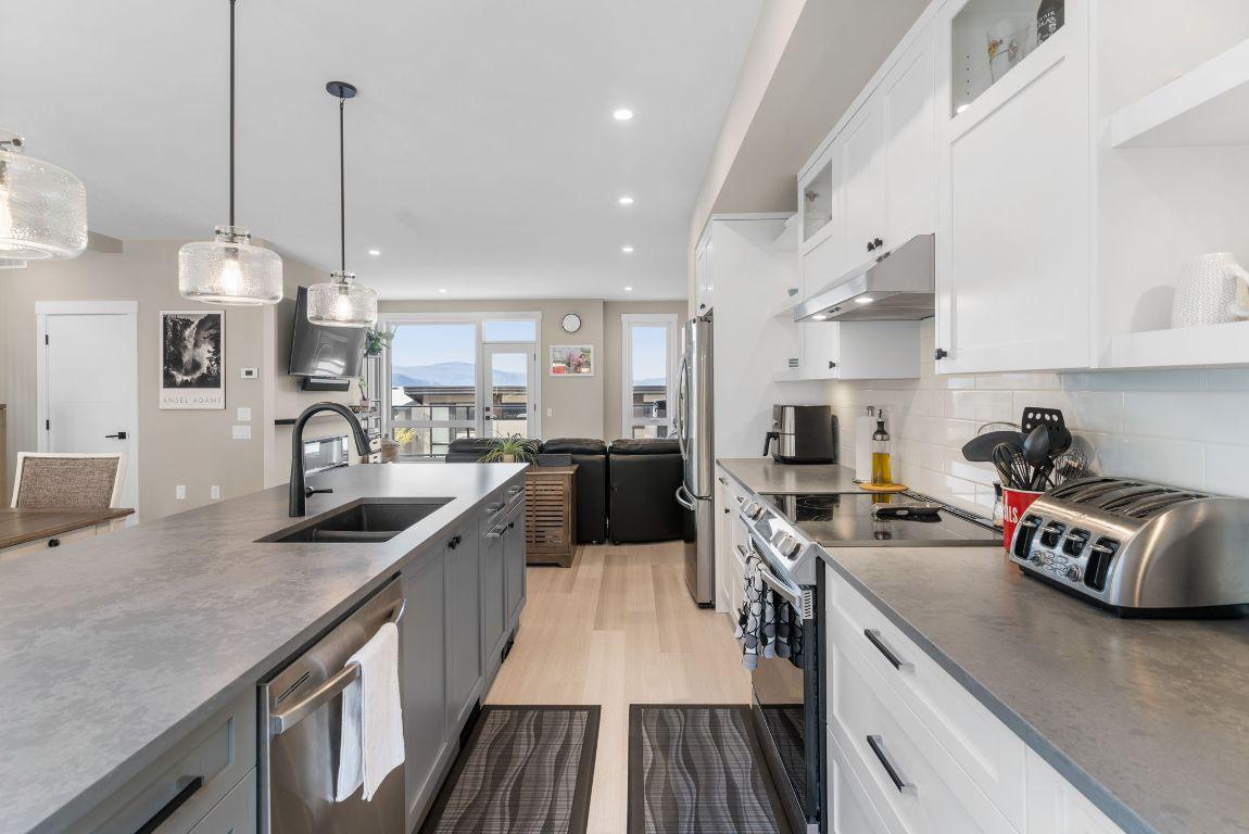 7-3220 Hilltown Drive, Kelowna, BC - Indoor Photo Showing Kitchen With Double Sink With Upgraded Kitchen