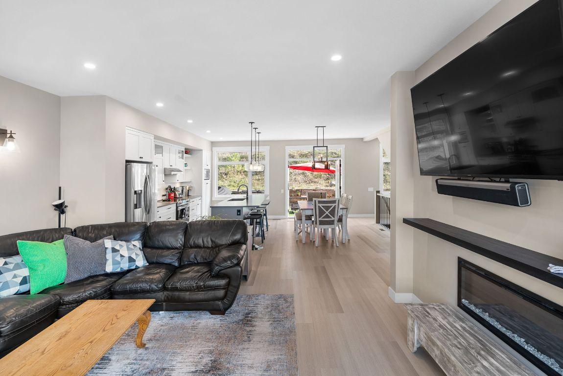 7-3220 Hilltown Drive, Kelowna, BC - Indoor Photo Showing Living Room With Fireplace