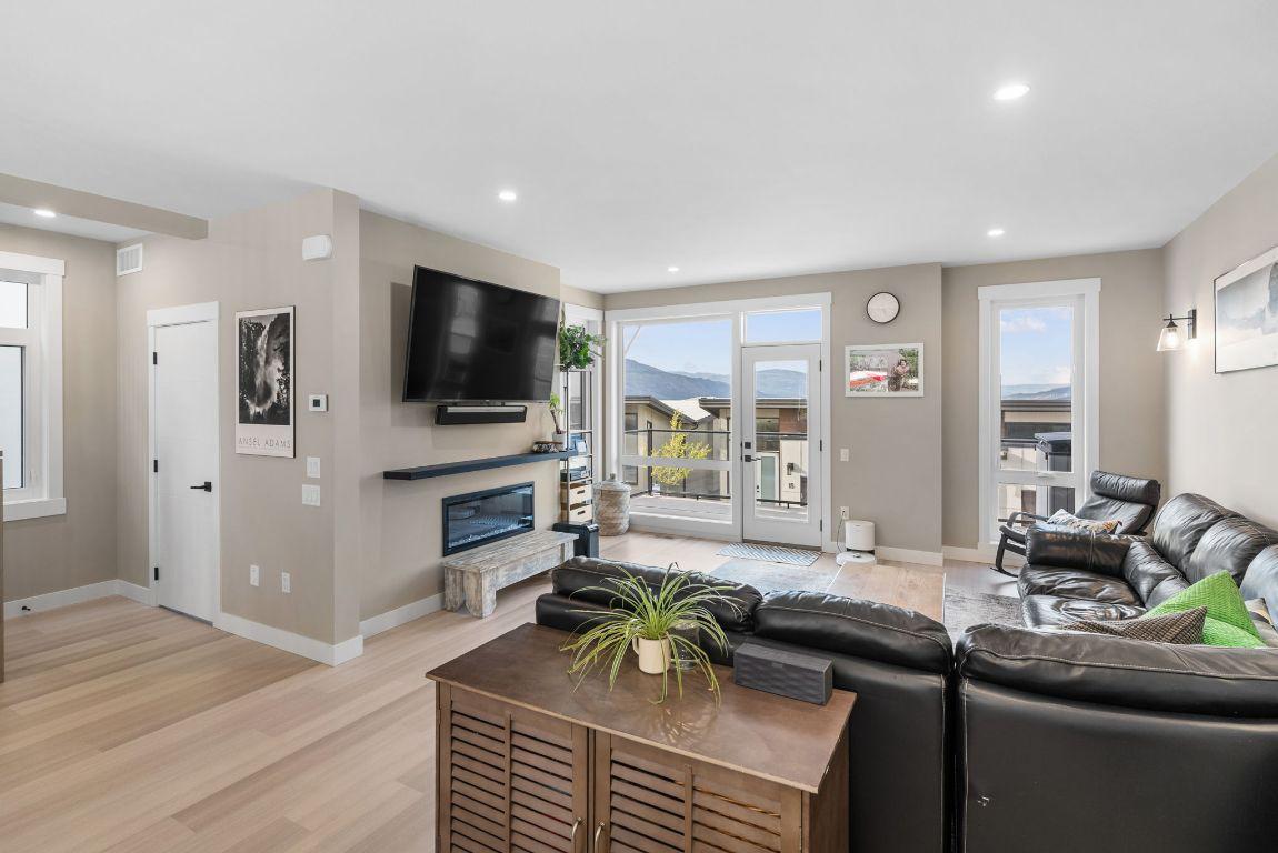 7-3220 Hilltown Drive, Kelowna, BC - Indoor Photo Showing Living Room With Fireplace