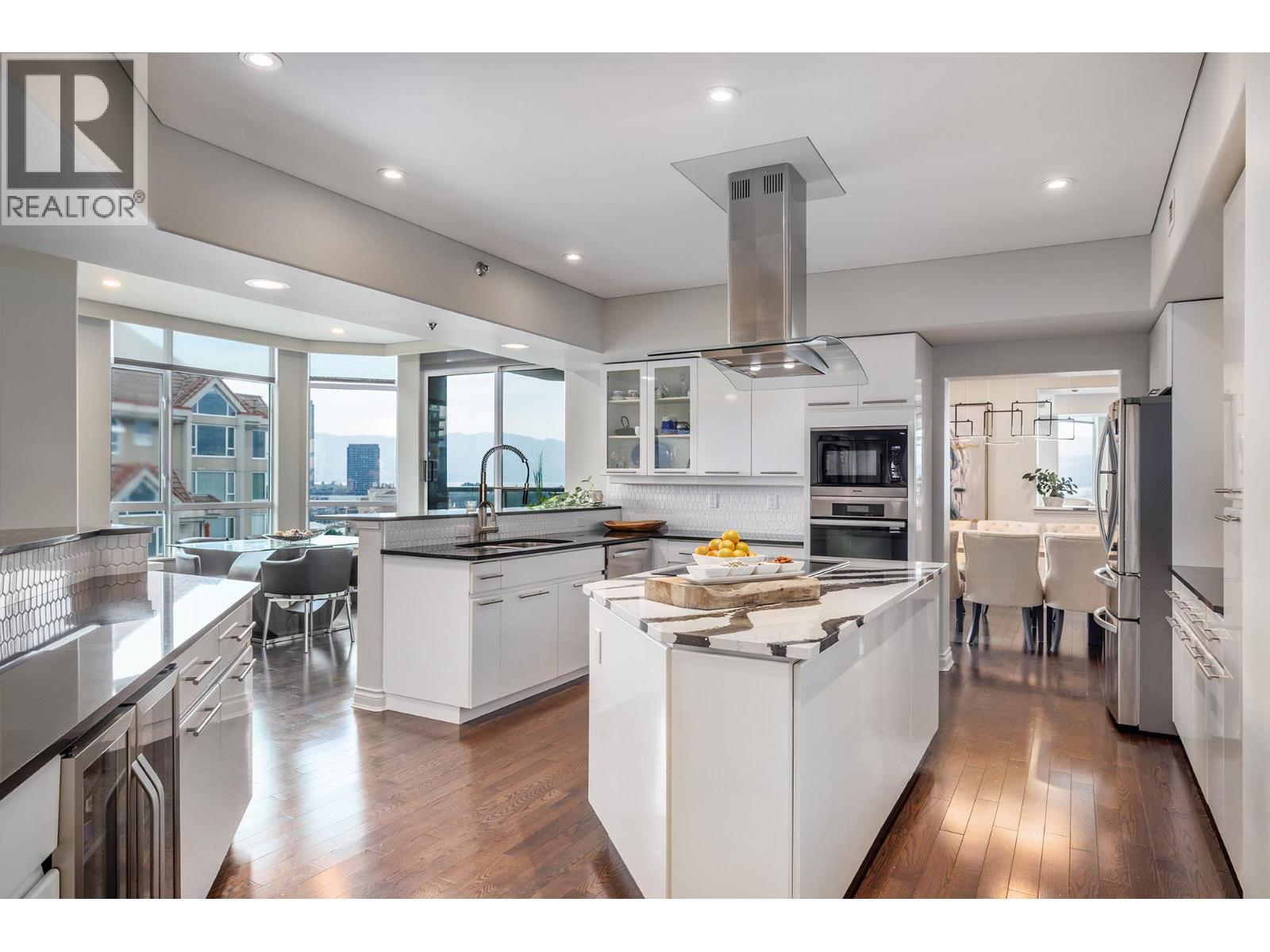 1152 Sunset Drive Unit# 1601, Kelowna, BC - Indoor Photo Showing Kitchen With Upgraded Kitchen