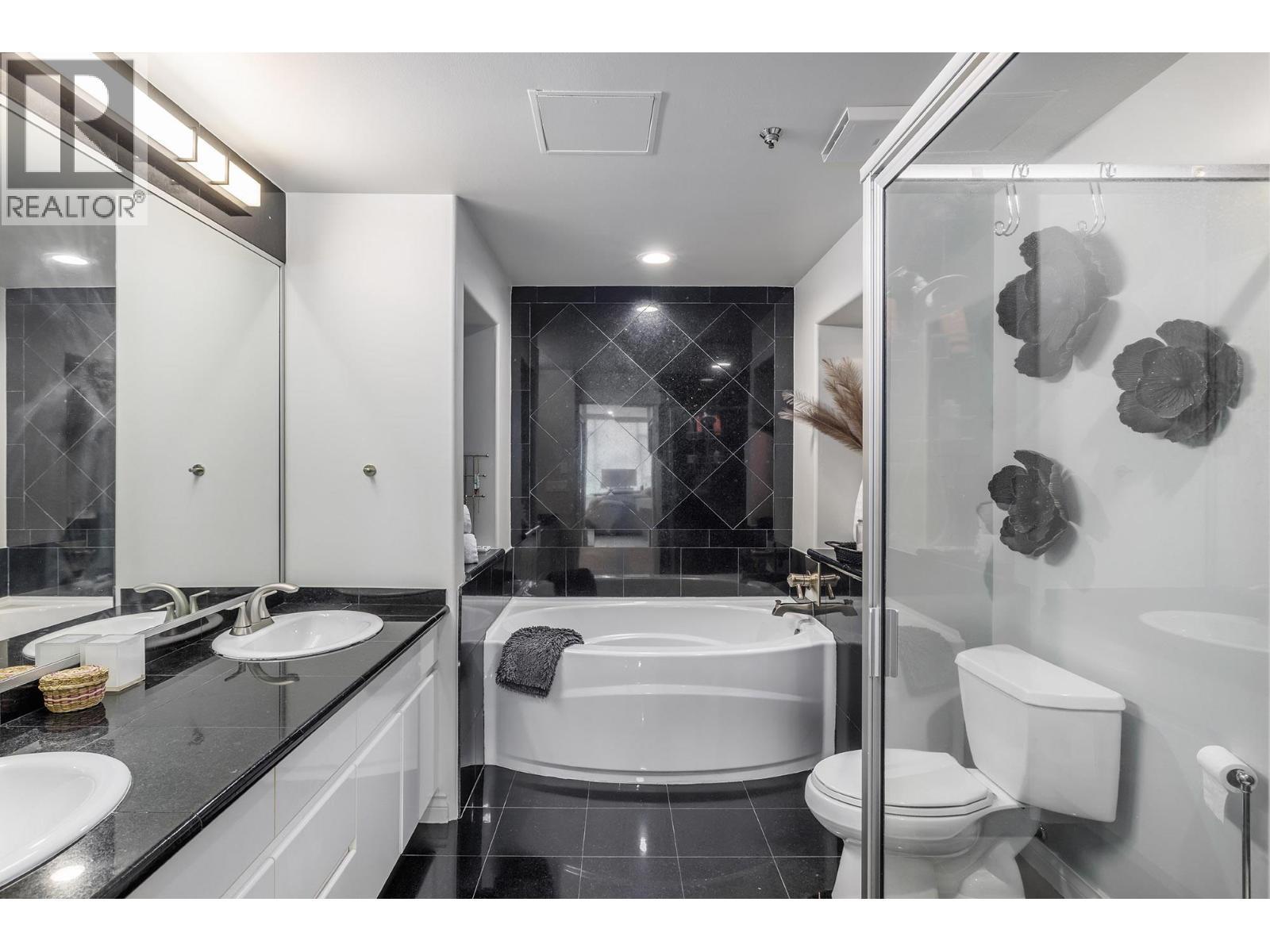 1152 Sunset Drive Unit# 1601, Kelowna, BC - Indoor Photo Showing Bathroom