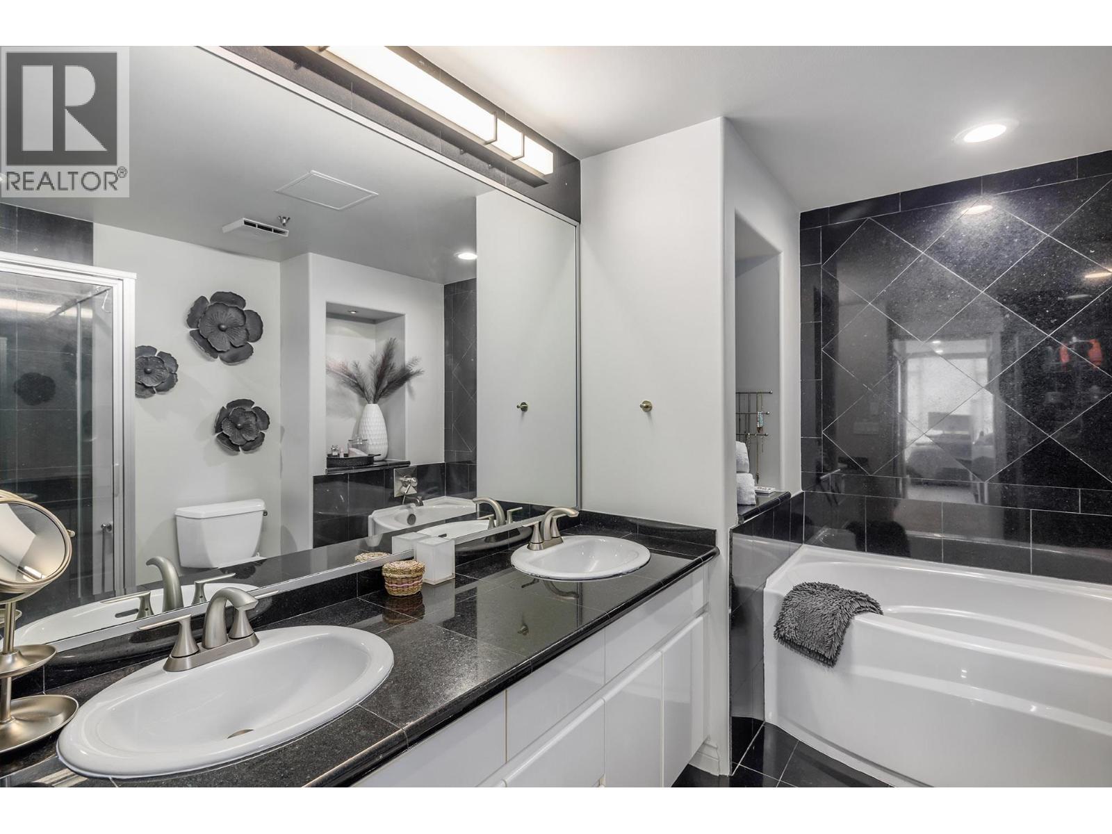 1152 Sunset Drive Unit# 1601, Kelowna, BC - Indoor Photo Showing Bathroom