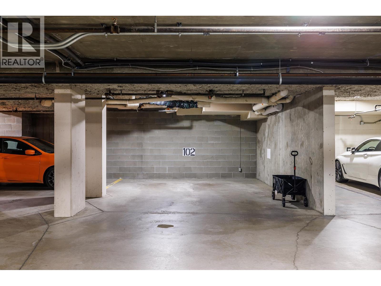 1152 Sunset Drive Unit# 1601, Kelowna, BC - Indoor Photo Showing Garage