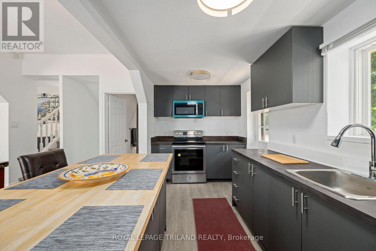 403 Tower Heights Drive, Central Elgin (Port Stanley), ON - Indoor Photo Showing Kitchen
