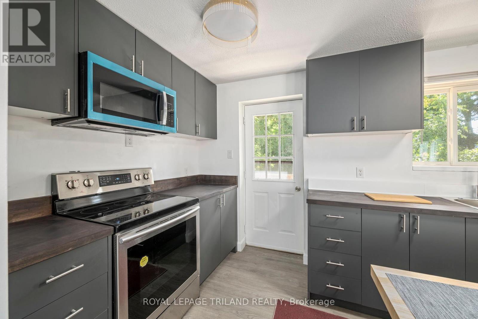 403 Tower Heights Drive, Central Elgin (Port Stanley), ON - Indoor Photo Showing Kitchen