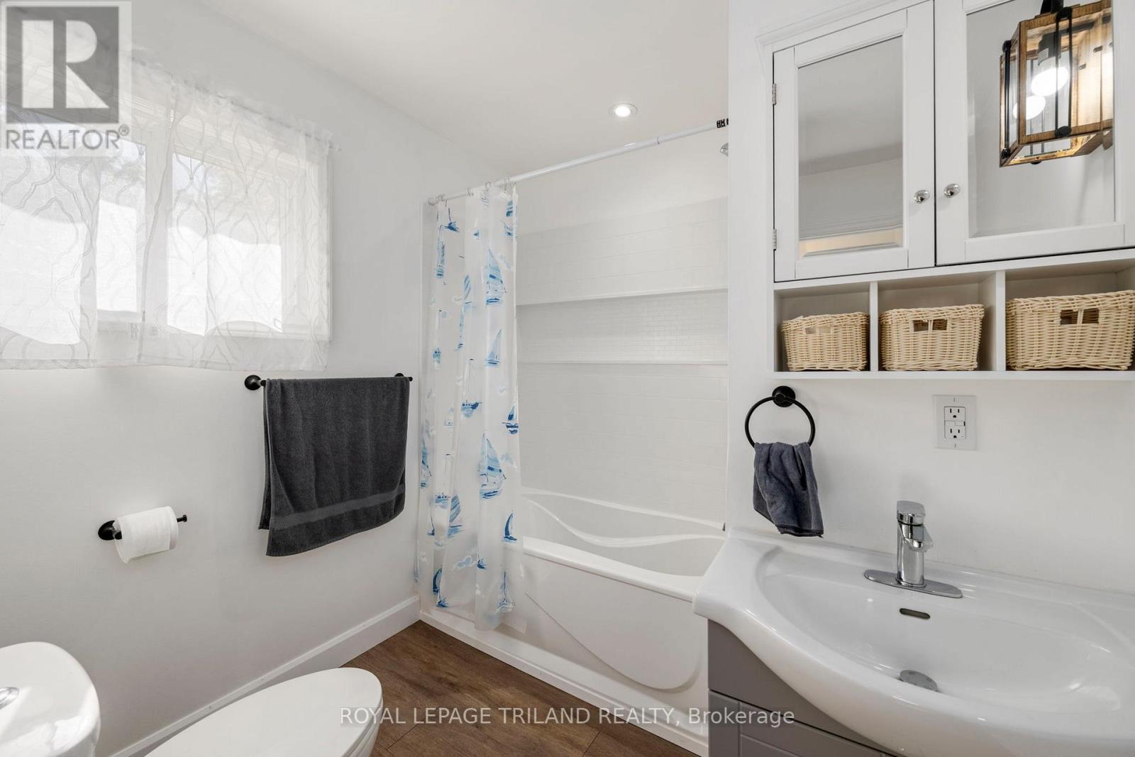 403 Tower Heights Drive, Central Elgin (Port Stanley), ON - Indoor Photo Showing Bathroom