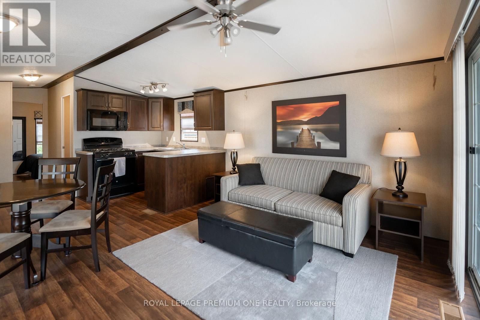 254 - 1501 Line 8 Road, Niagara-On-The-Lake, ON - Indoor Photo Showing Living Room