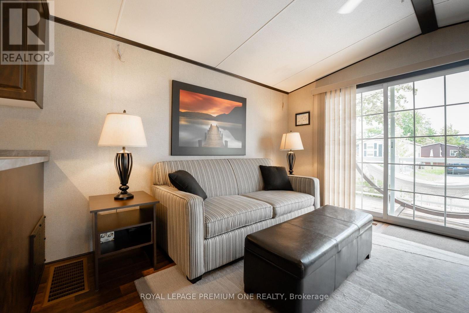254 - 1501 Line 8 Road, Niagara-On-The-Lake, ON - Indoor Photo Showing Living Room