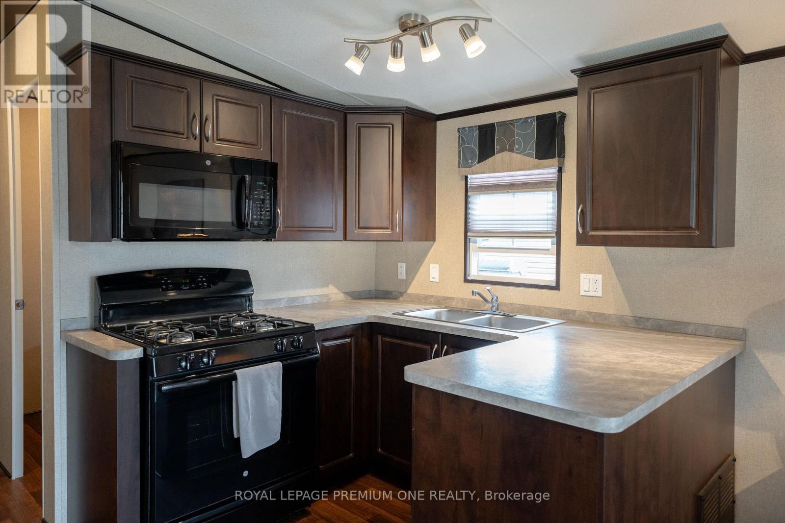 254 - 1501 Line 8 Road, Niagara-On-The-Lake, ON - Indoor Photo Showing Kitchen With Double Sink