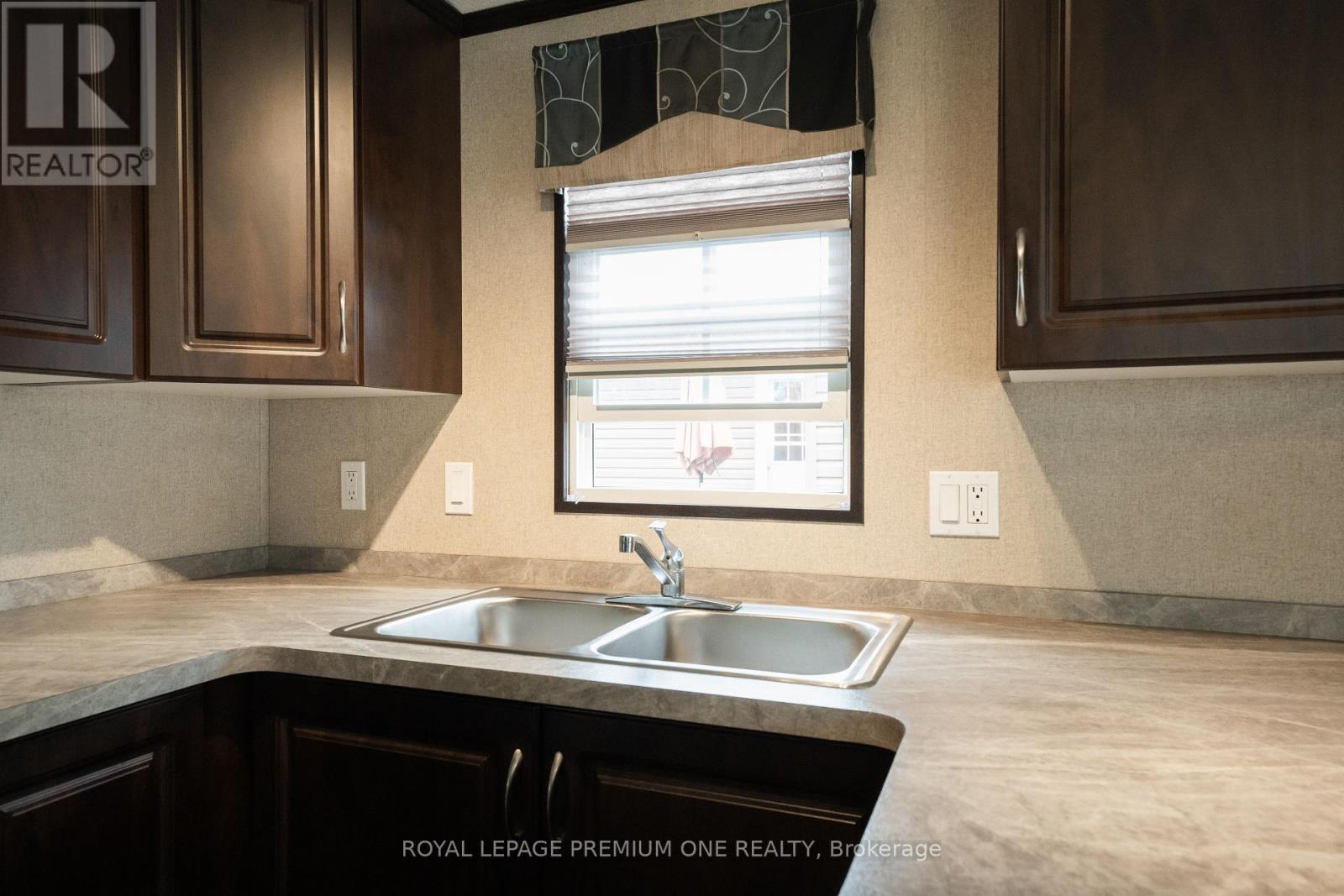 254 - 1501 Line 8 Road, Niagara-On-The-Lake, ON - Indoor Photo Showing Kitchen With Double Sink