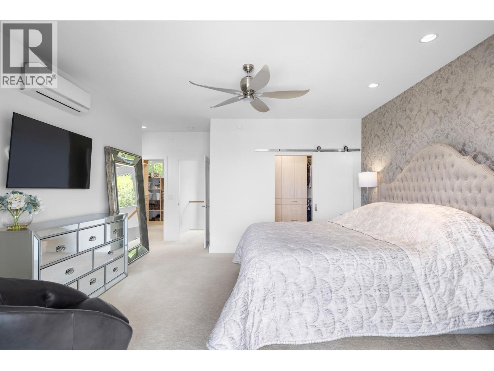 470 Hawk'S Perch Lane, Kelowna, BC - Indoor Photo Showing Bedroom