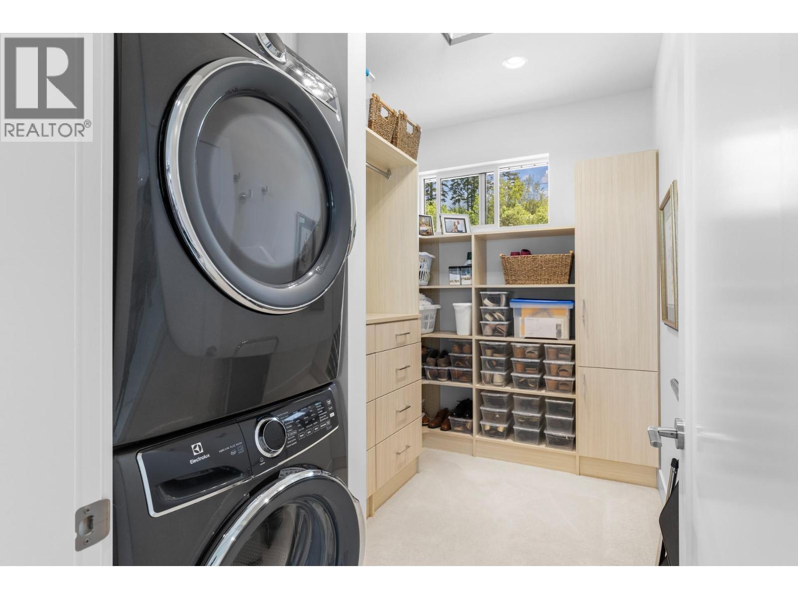470 Hawk'S Perch Lane, Kelowna, BC - Indoor Photo Showing Laundry Room