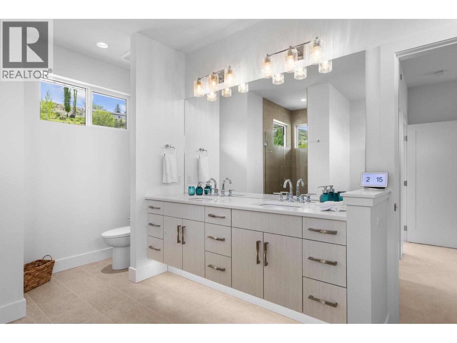 470 Hawk'S Perch Lane, Kelowna, BC - Indoor Photo Showing Bathroom