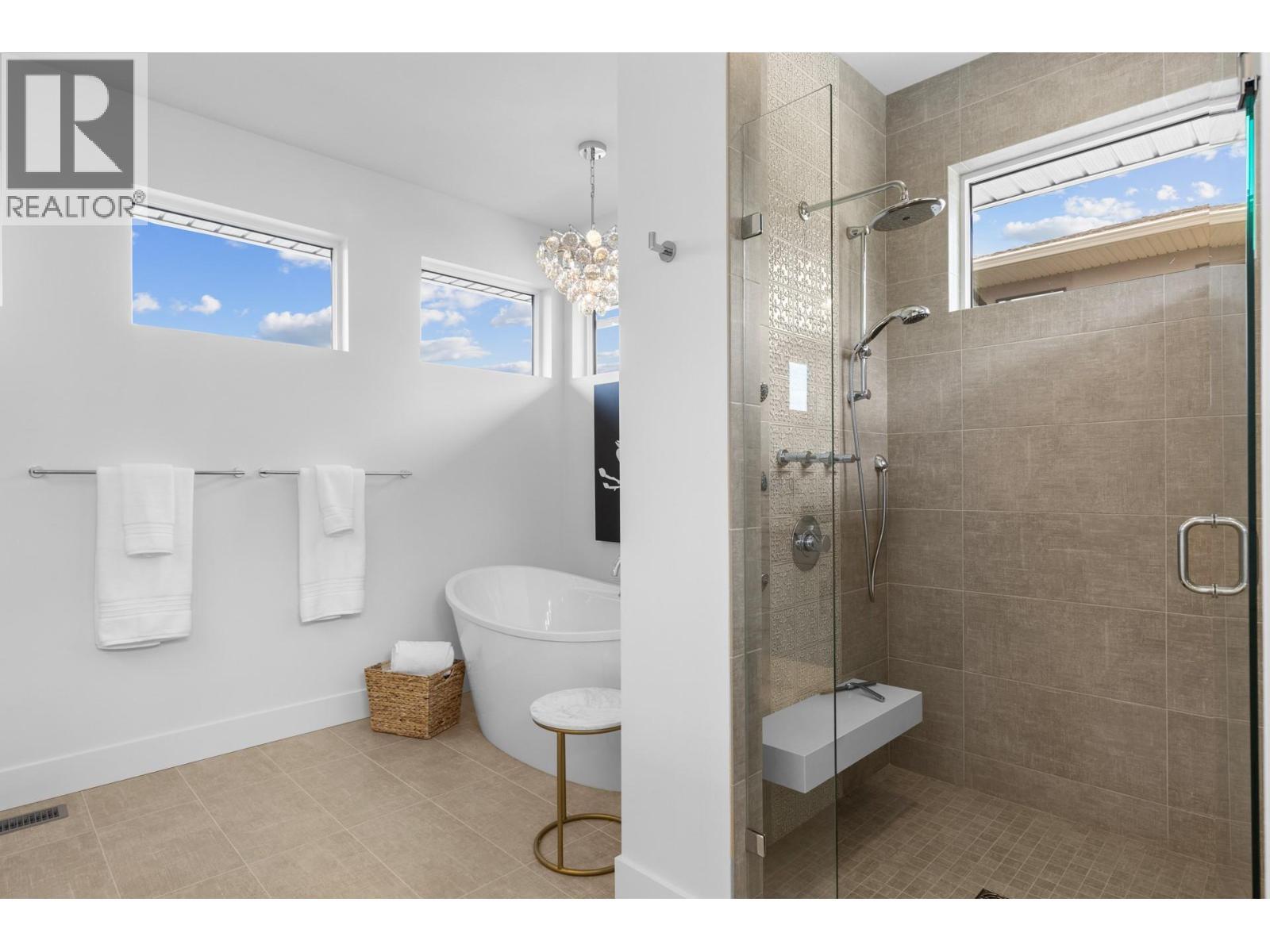 470 Hawk'S Perch Lane, Kelowna, BC - Indoor Photo Showing Bathroom