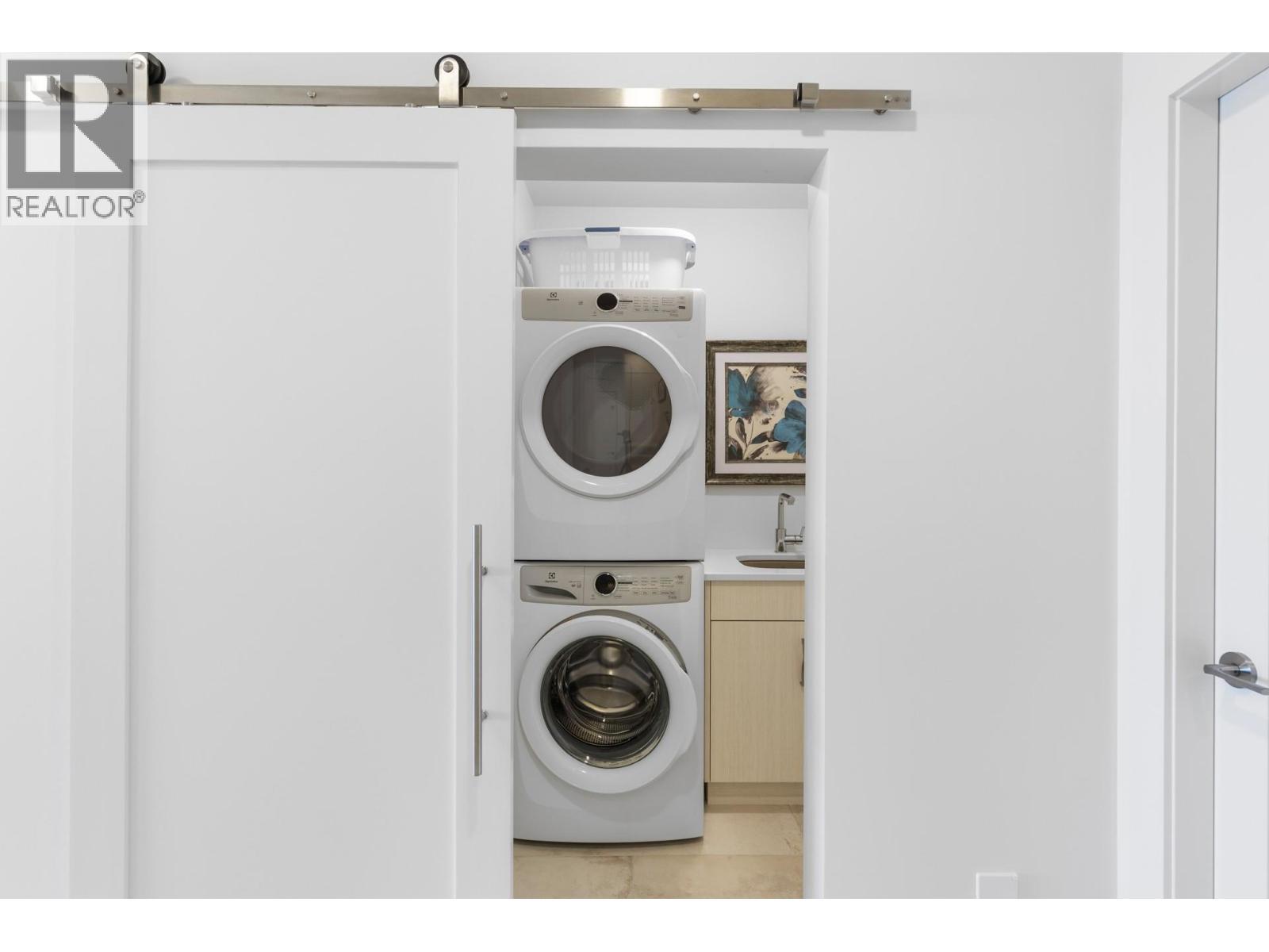 470 Hawk'S Perch Lane, Kelowna, BC - Indoor Photo Showing Laundry Room