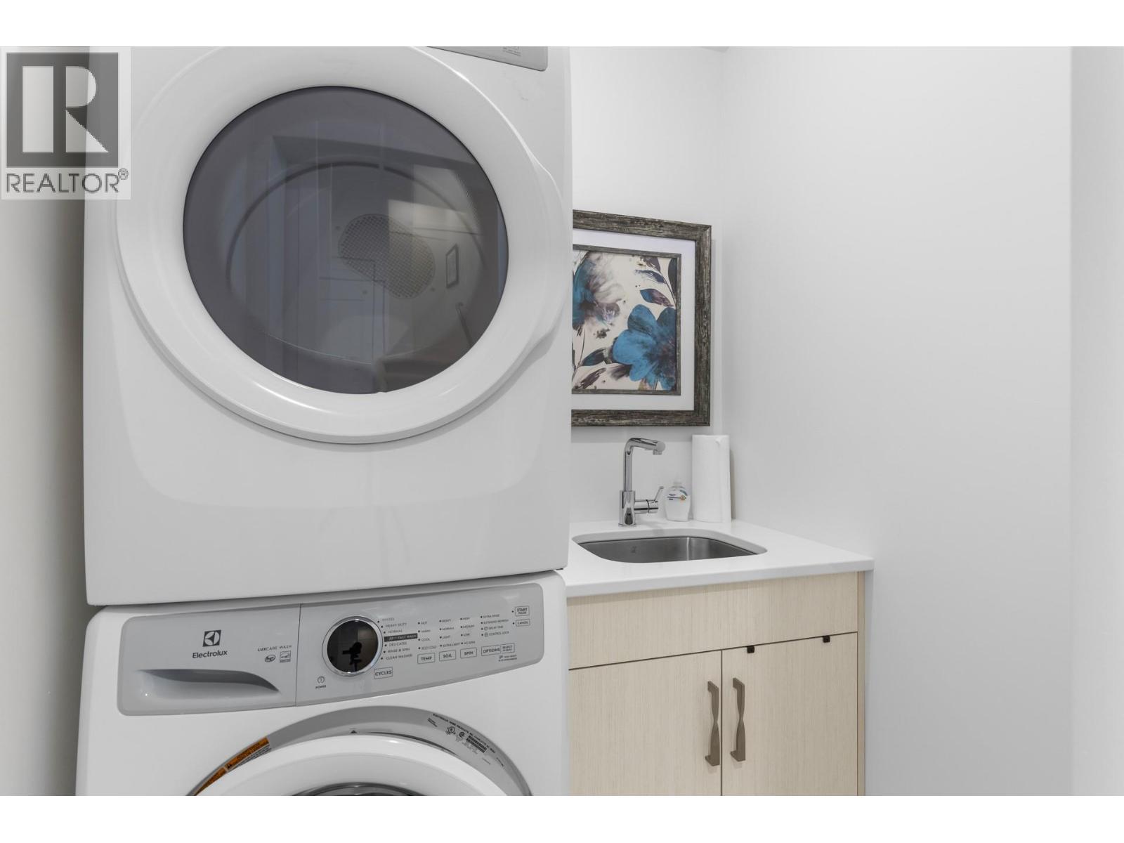 470 Hawk'S Perch Lane, Kelowna, BC - Indoor Photo Showing Laundry Room