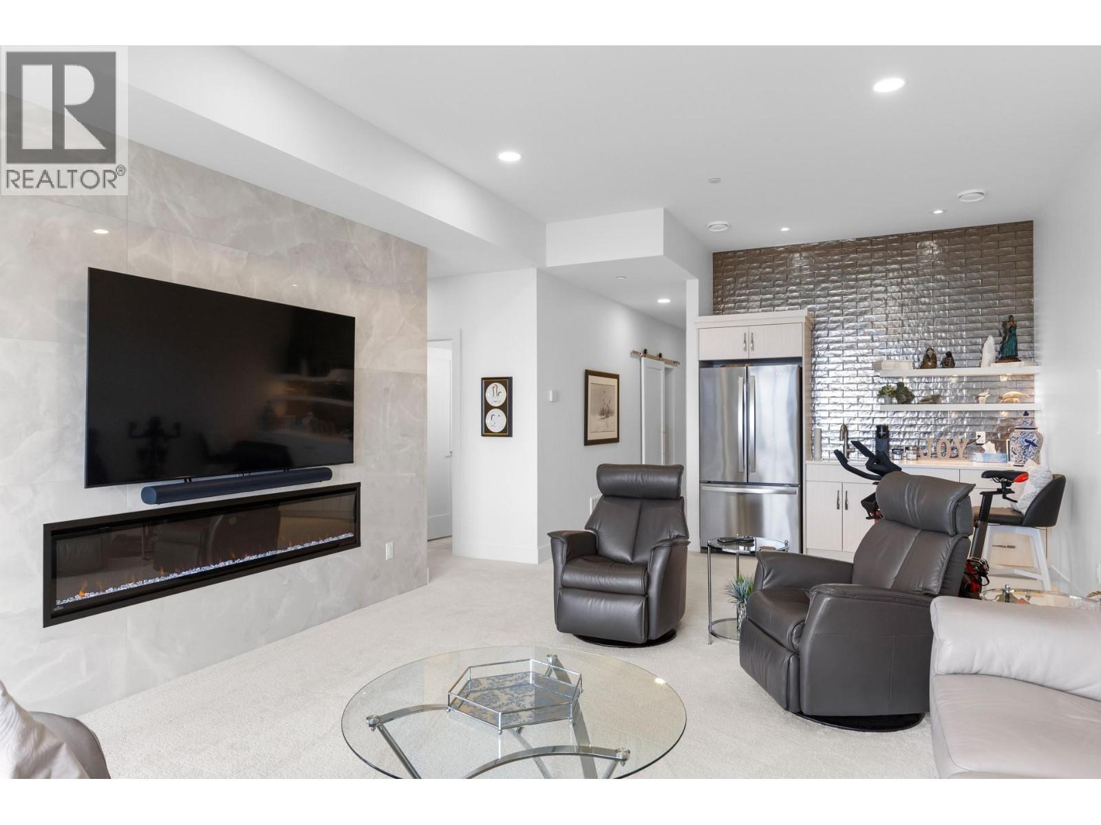 470 Hawk'S Perch Lane, Kelowna, BC - Indoor Photo Showing Living Room