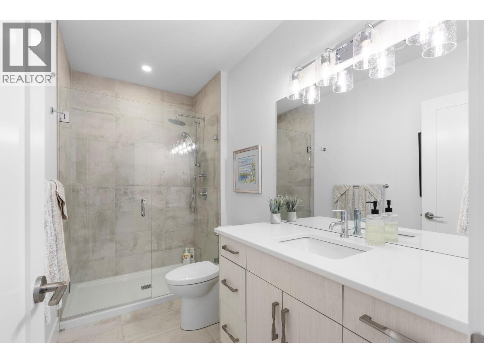 470 Hawk'S Perch Lane, Kelowna, BC - Indoor Photo Showing Bathroom